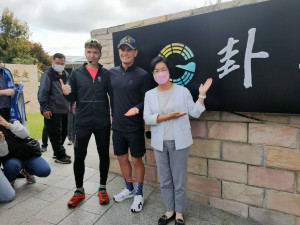 三鐵冠軍伊登擔任彰化觀光大使，參訪彰化卦山村生活美學聚落。圖／記者鄧富珍攝