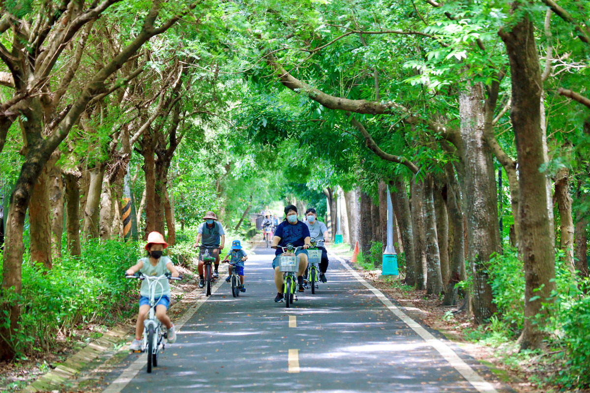 由舊東豐鐵路改建的東豐自行車綠廊路樹成蔭，闔家騎乘舒適又歡樂。