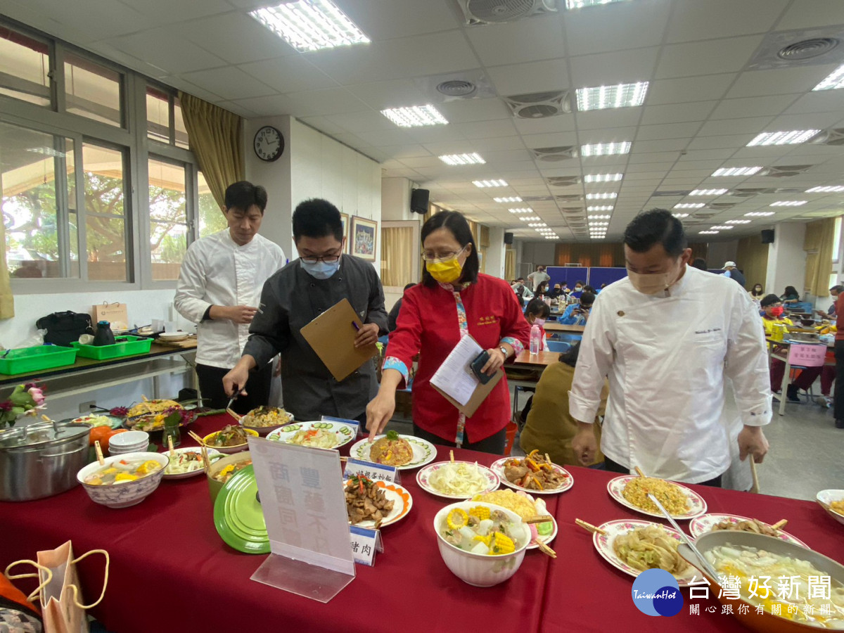 餐飲界的專業廚師及負責人擔任評審。