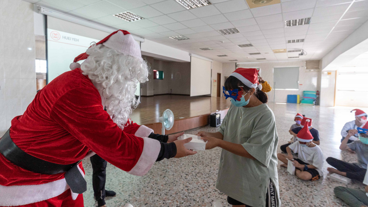 輝葉代表扮演聖誕老公公至海山發放禮物給院童們。