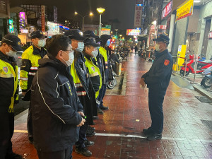 平鎮分局為淨化轄區治安、防治街頭暴力，針對轄內酒店、卡拉OK及其他治安場所執行擴大臨檢。