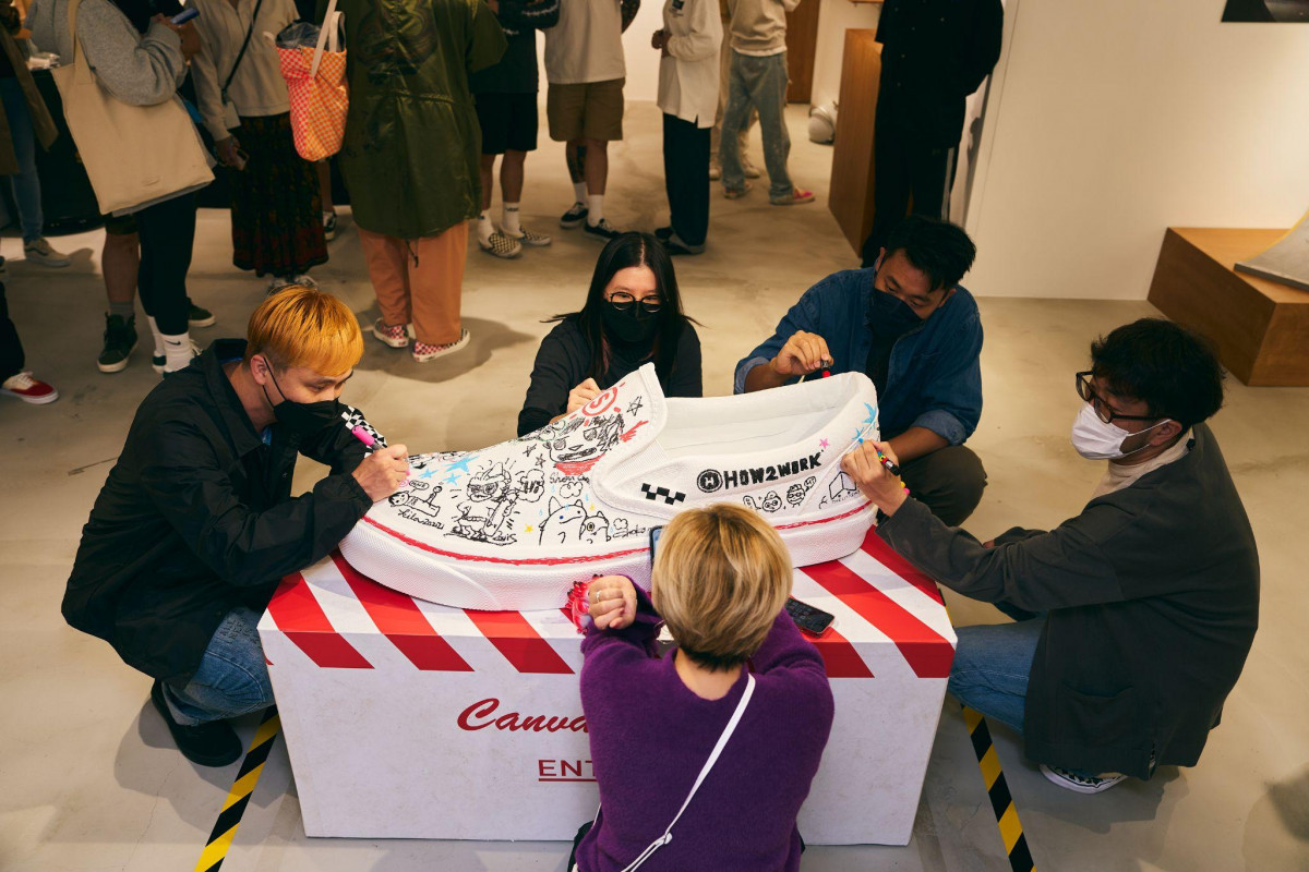 HOW2WORK 旗下藝術家在台北THE WAFFLE ROOM共同繪畫SLIP ON鞋款。