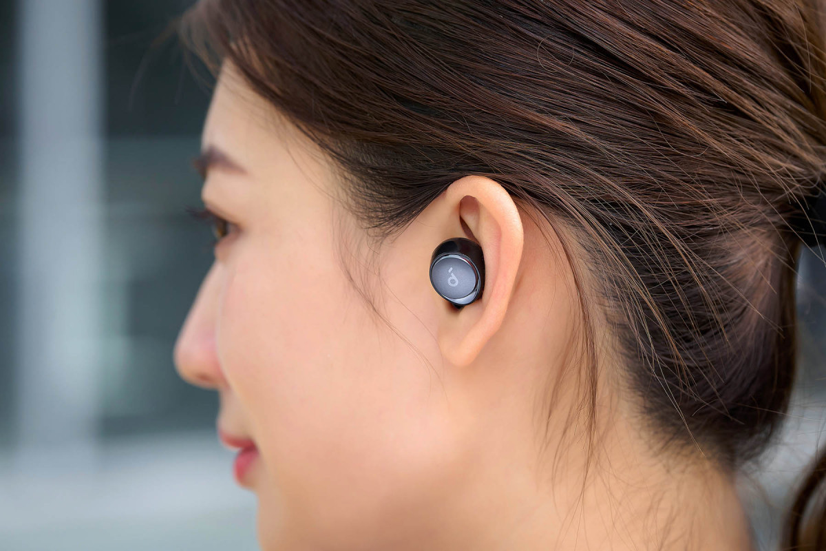 入耳式機種另一核心就是佩戴的舒適度，A40 採用 45°入耳式設計，再加上附搭 4 種尺寸柔軟矽膠耳塞，除了帶來更好的佩戴感受，也能精準貼合不同耳道尺寸與深度的用戶，且 soundcore 獨家 HearID™2.0 聽紋識別技術，能針對用戶聆聽對不同高低音頻的敏感度進行調整，讓用戶可以聽到最完整的音樂資訊，更是無可取代的優秀技術。