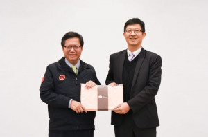 鄭市長代表接受捐贈。