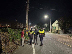 男子心情不佳酒醉路倒，臺西暖警陪他回家開導解心結/臺西分局提供