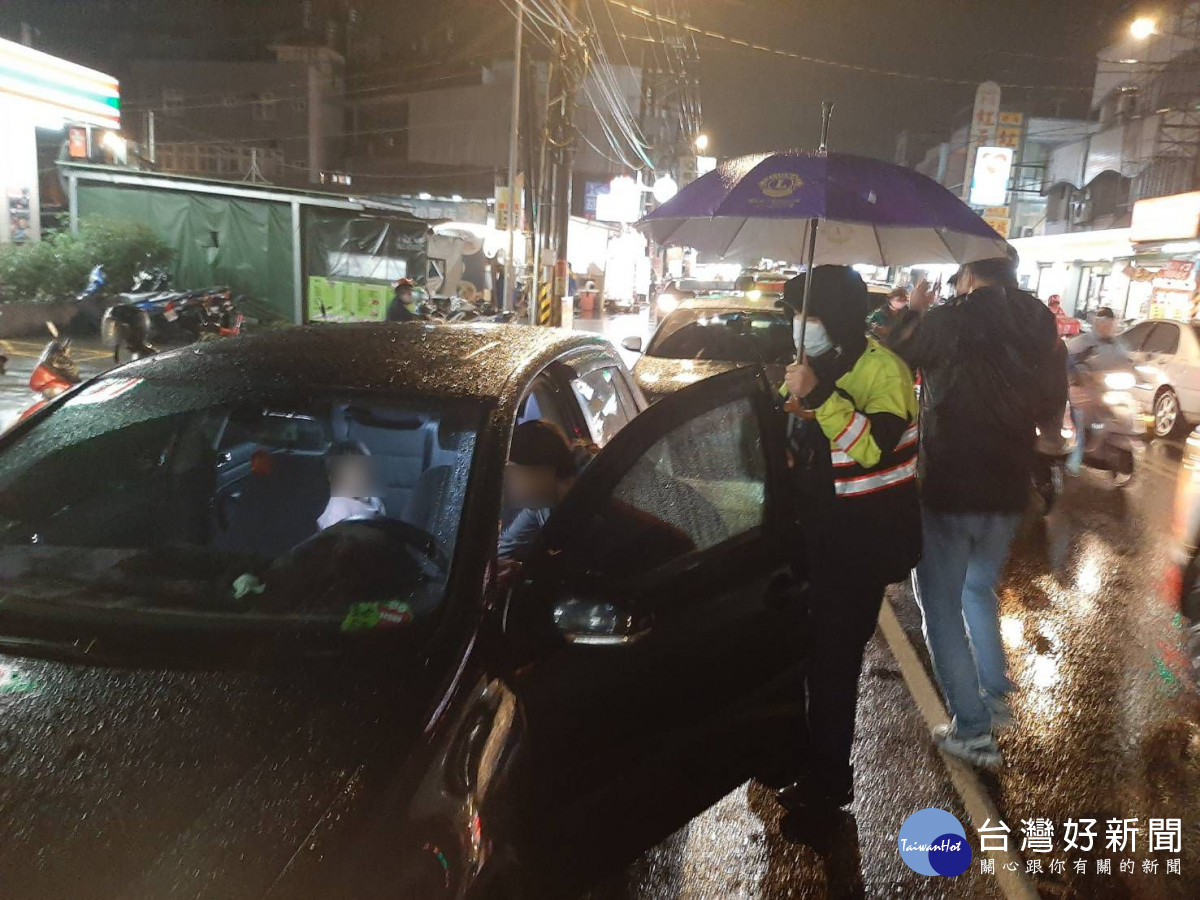 糊塗媽下車未熄火2歲童反鎖車內，警即時救援幸平安。<br /><br />
<br /><br />
