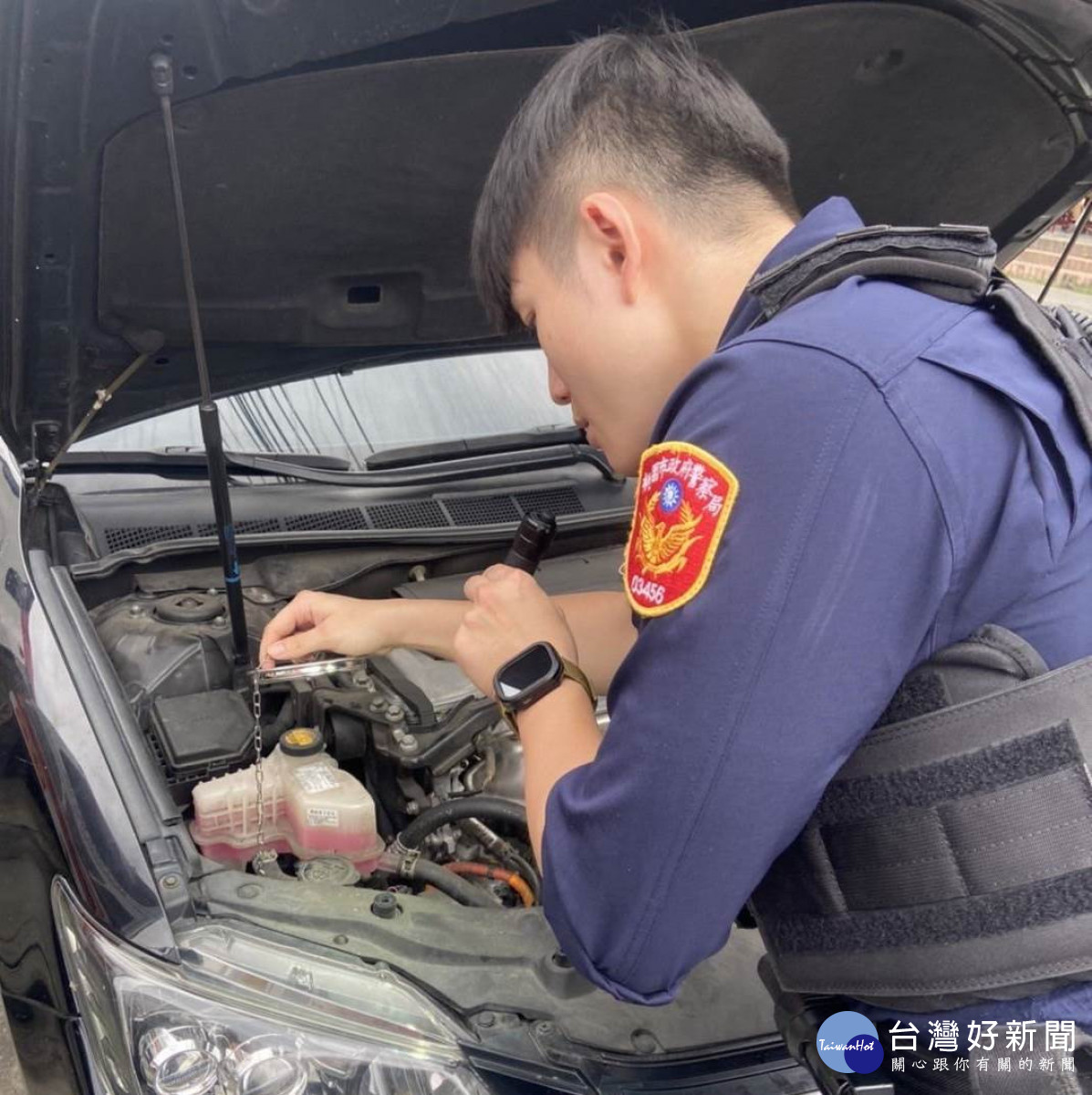 自小客底盤傳出貓叫疑似受困，員警到場將小貓救出送往動物醫院。