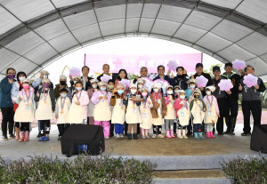 第一屆小小青農仙草班授證儀式，由桃園市副市長高安邦頒發結業獎牌。