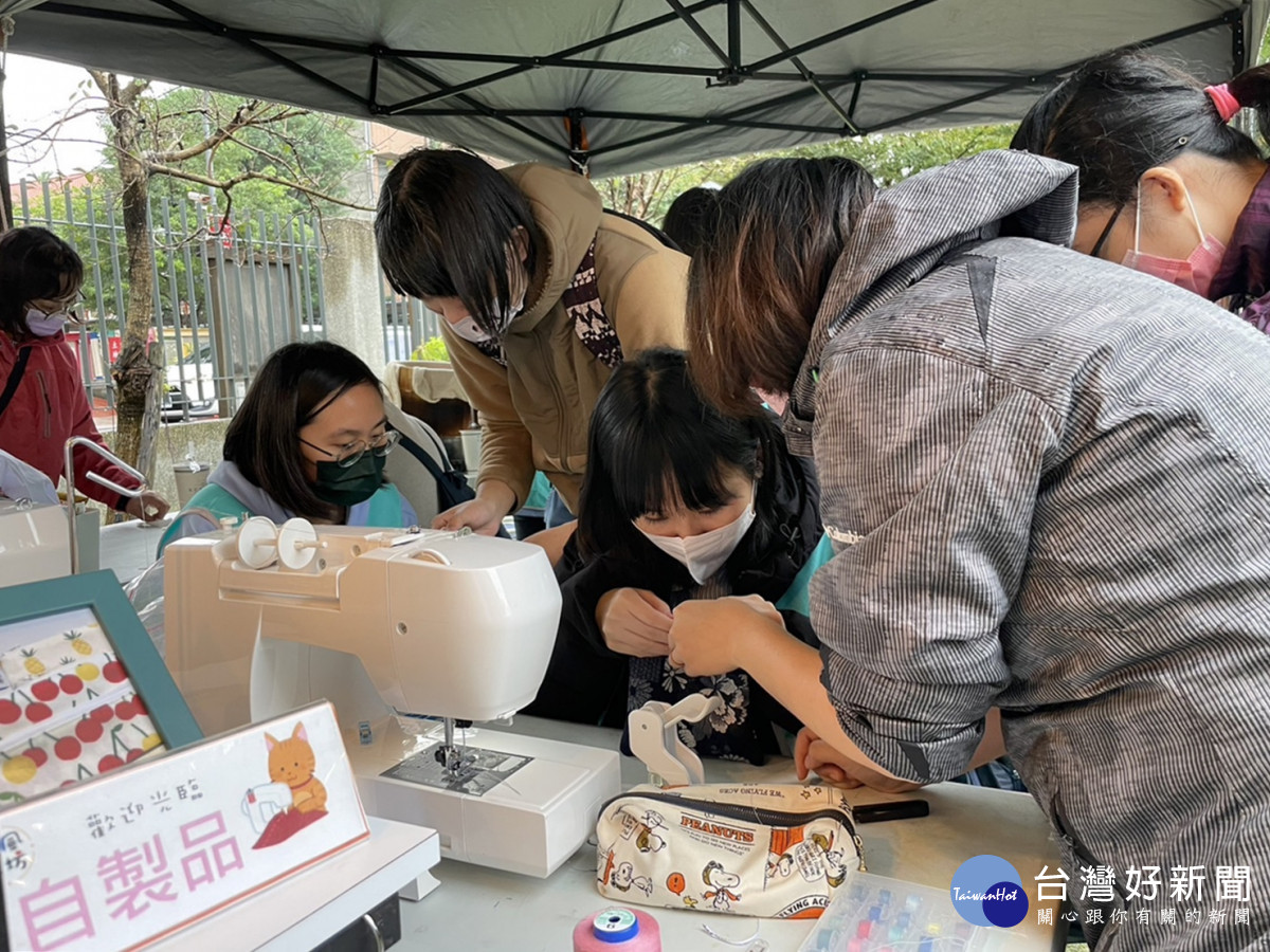 長庚大學職治系與場域合作夥伴辦理友善市集。圖為布藝工作攤位