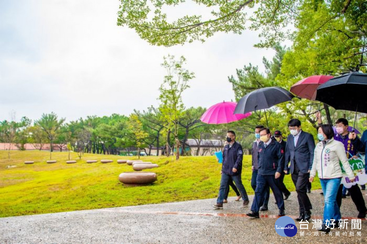 鄭市長視察大湳森林公園施作及八德區市民活動中心竣工情形。