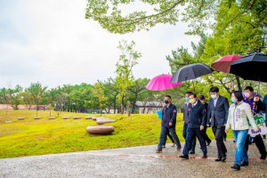 鄭市長視察大湳森林公園施作及八德區市民活動中心竣工情形。