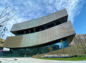 桃園市立圖書館新總館位於桃園藝文特區，結合周邊桃園展演中心，將帶給市民更多元的文化服務。（圖／桃園市政府提供）