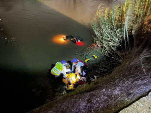 越籍男子騎車找路跌落河中，大園警、消合力救援。