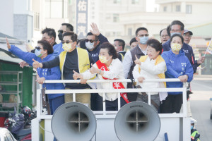 嘉義市長候選人黃敏惠由台中市長盧秀燕、基隆市長當選人謝國樑、國民黨秘書長黃健庭陪同上戰車掃街催票／陳致愷翻攝