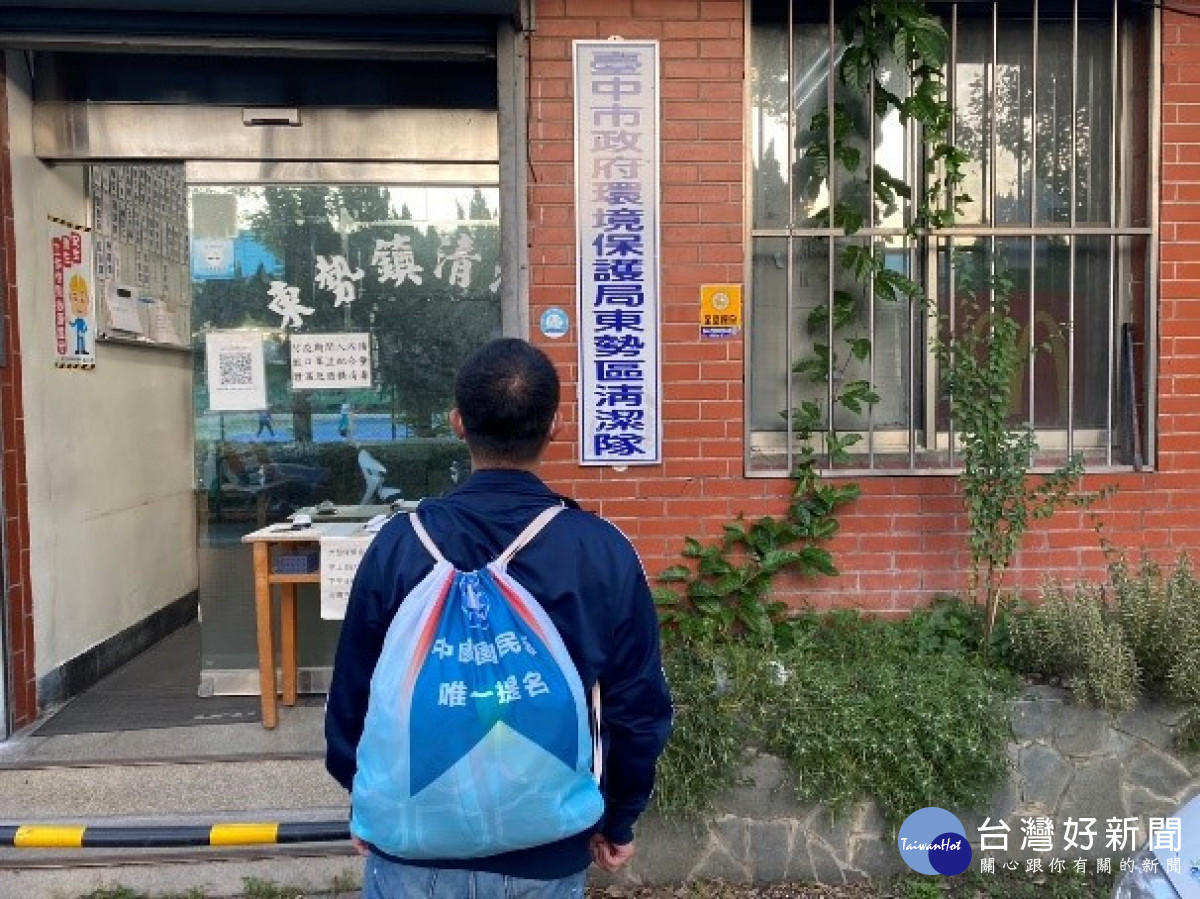 中市環保局發揮巧思　選舉旗布變身後背包