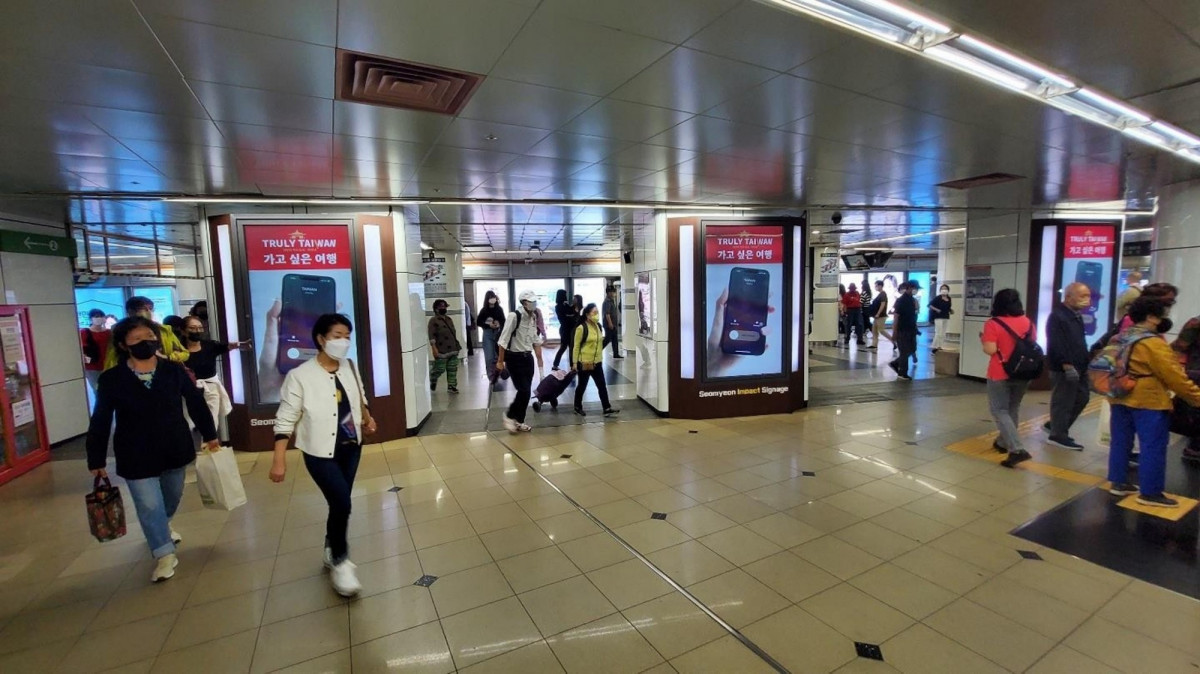 臺南市於釜山市Seomyeon地鐵站刊登廣告。