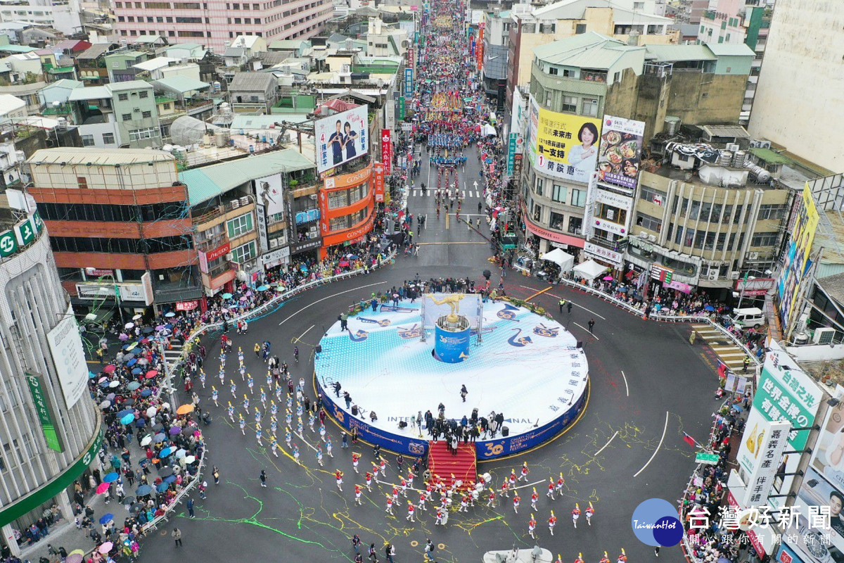 用熱情戰勝寒流　嘉市國際管樂節踩街吸引上萬民眾