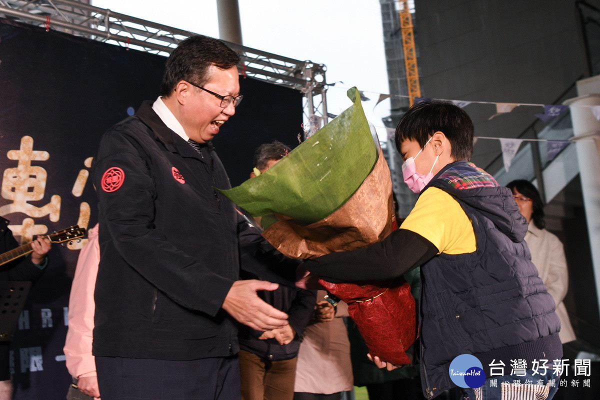 桃園市長鄭文燦出席聖誕愛傳頌市集，感謝送暖弱勢家庭打造桃園成為有愛城市。