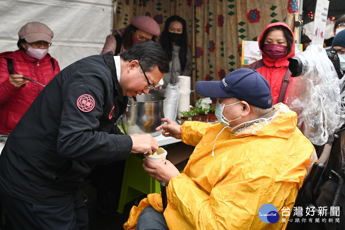 桃園市長鄭文燦出席聖誕愛傳頌市集，感謝送暖弱勢家庭打造桃園成為有愛城市。