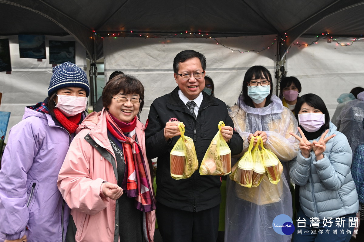 桃園市長鄭文燦出席聖誕愛傳頌市集，感謝送暖弱勢家庭打造桃園成為有愛城市。