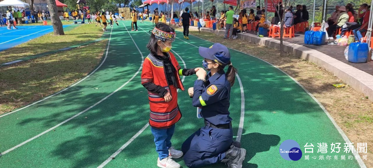 警務員廖釨淓親手繪製一幅油畫及小禮物，送給介壽國小學童做為聖誕節禮，勉勵學童要用功讀書孝順長輩。