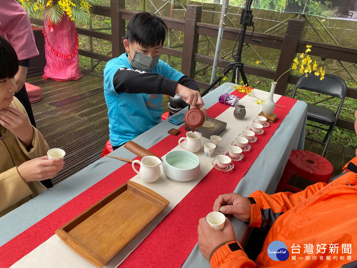 活動設有茶席供來賓品茗。（鳳凰谷鳥園生態園區提供）