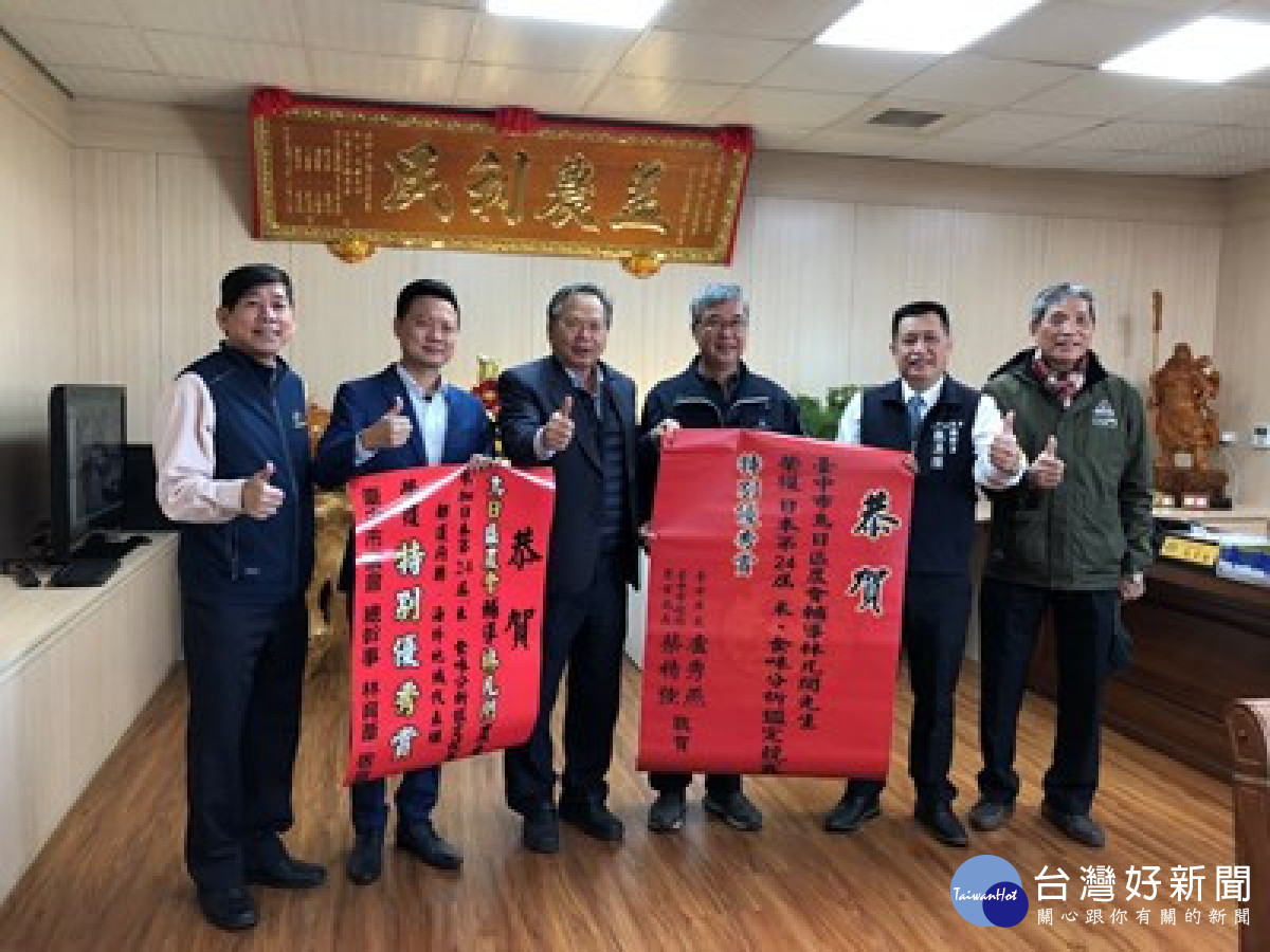 農業局蔡精強代表市長盧秀燕恭賀林凡閔