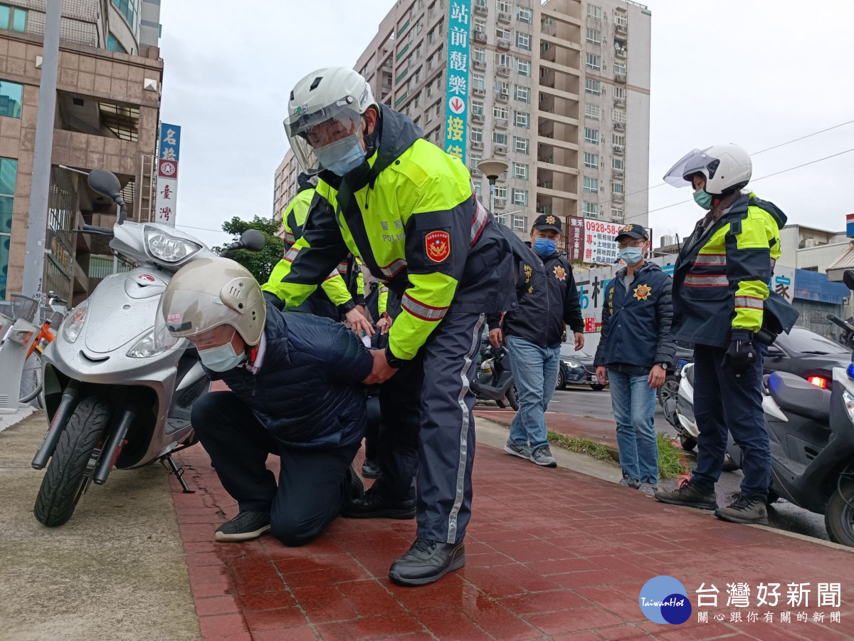 平鎮警加強防搶、阻詐宣導，讓民眾安心過好年。