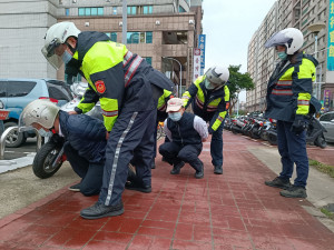 平鎮警加強防搶、阻詐宣導，讓民眾安心過好年。