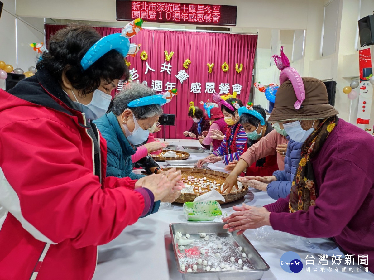 深坑區土庫里老人共餐10周年慶　結合冬至與耶誕老幼溫馨共榮 台灣好新聞 第2張