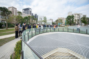 鄭市長等人視察重建後的文化公園停車場。