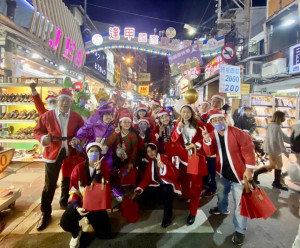 耶誕前夕員工於逢甲夜市遊街，是星享道酒店的傳統。圖片業者提供。