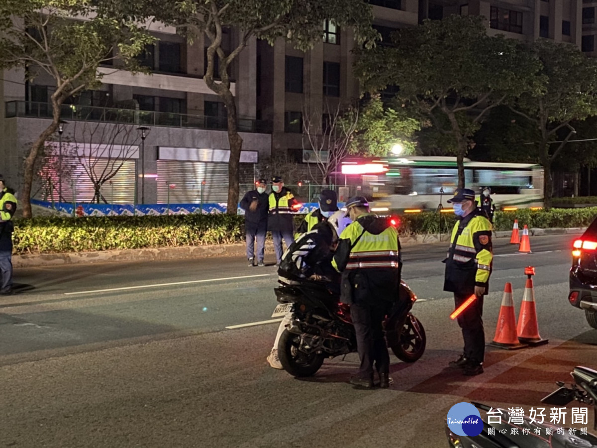 寒冷週末夜打擊犯罪不手軟　三重警擴大臨檢威力掃蕩 台灣好新聞 第2張