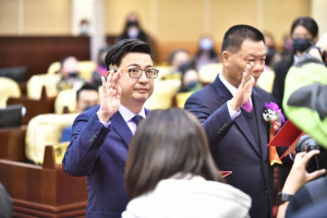 彰化縣正副議長連任就職，謝典林、許原龍36票高票蟬聯。圖／彰化縣議會提供