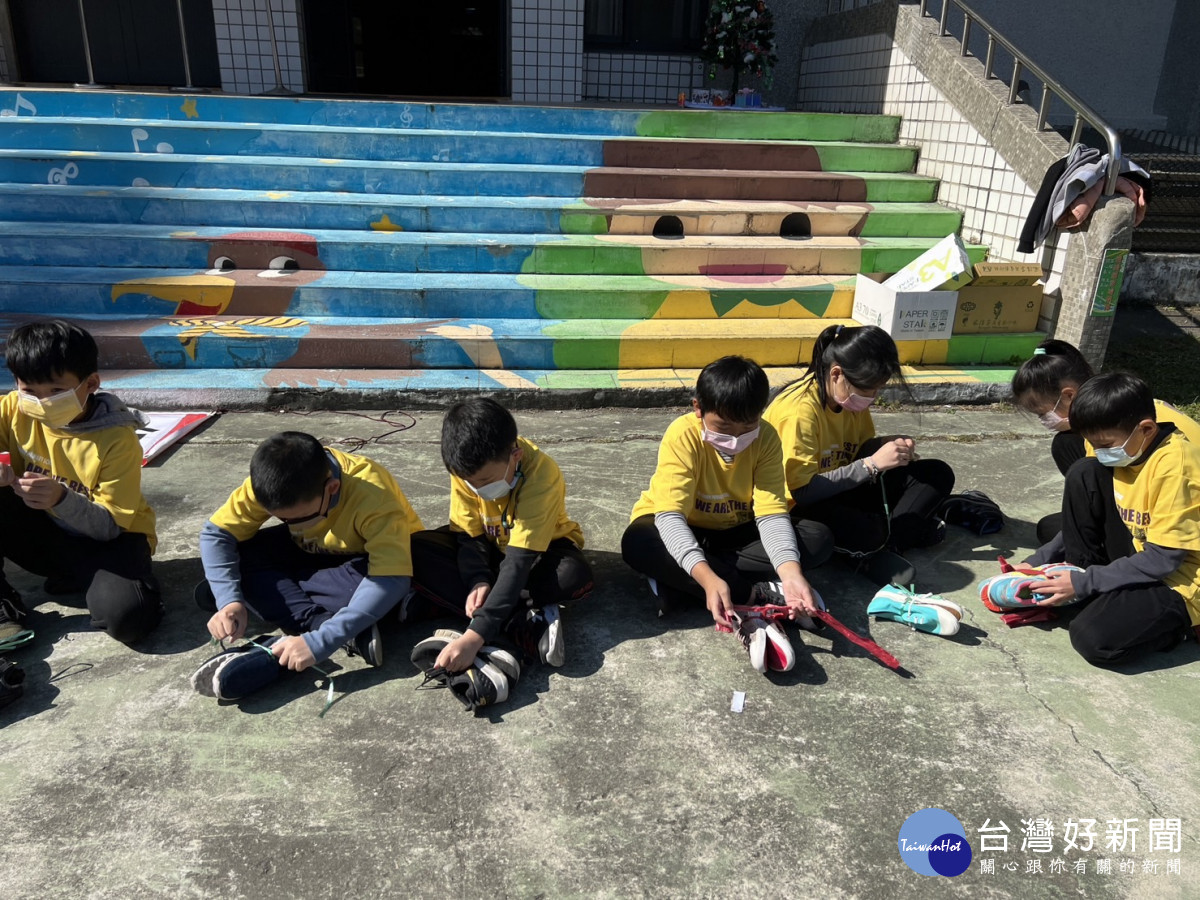 富春國小學童整理舊鞋，捐贈做公益。 