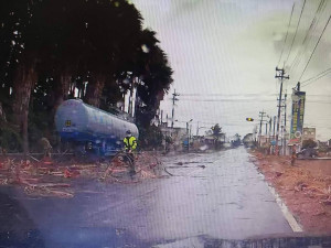 樹枝落車道影響安全，臺西警不畏寒冷排除復暢通/臺西警分局提供