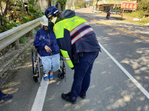 老翁思親偷溜出長照中心，獨自坐輪椅停路旁，暖警協查身分並平安送返。