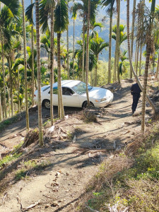 導航惹的禍 ，男子駕車誤入搬運車通行的產業道路，受困半山腰。