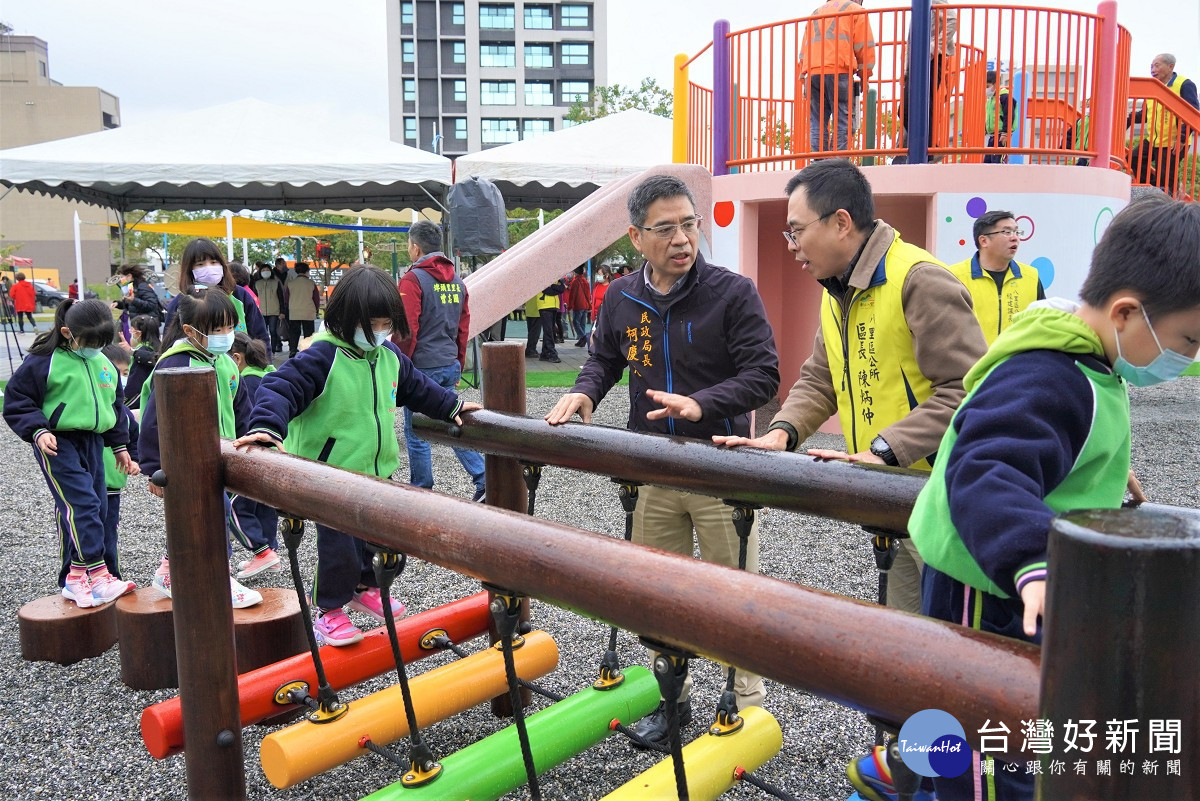 八里文昌特色公園啟用　5米巨大彩虹筆造型吸睛 台灣好新聞 第2張