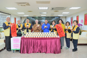 佛光山桃園講堂住持覺元法師與佛光幹部，致贈臘八粥到桃園市議會結緣。