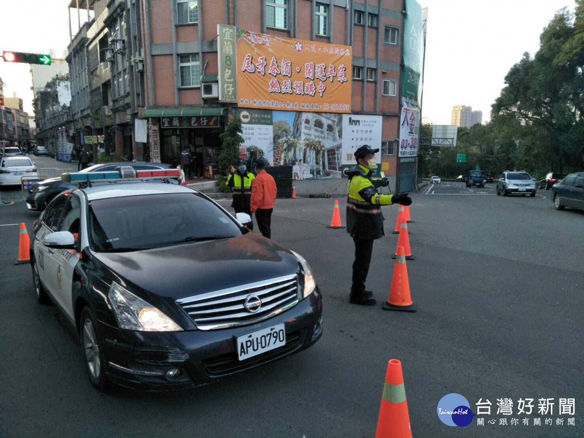 大溪分局為因應大量車潮、人潮湧入，提供建議替代道路，將派員於易壅塞路段加強疏導。<br />
<br />
