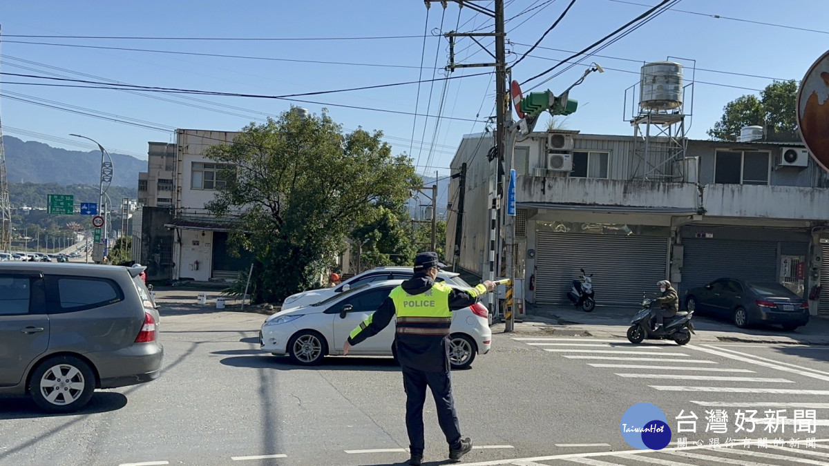 大溪分局為因應大量車潮、人潮湧入，提供建議替代道路，將派員於易壅塞路段加強疏導。<br />
<br />
