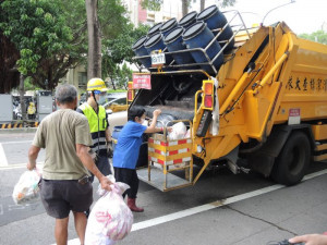 元旦3天連假，桃園清潔隊不畏冷冽堅守崗位。