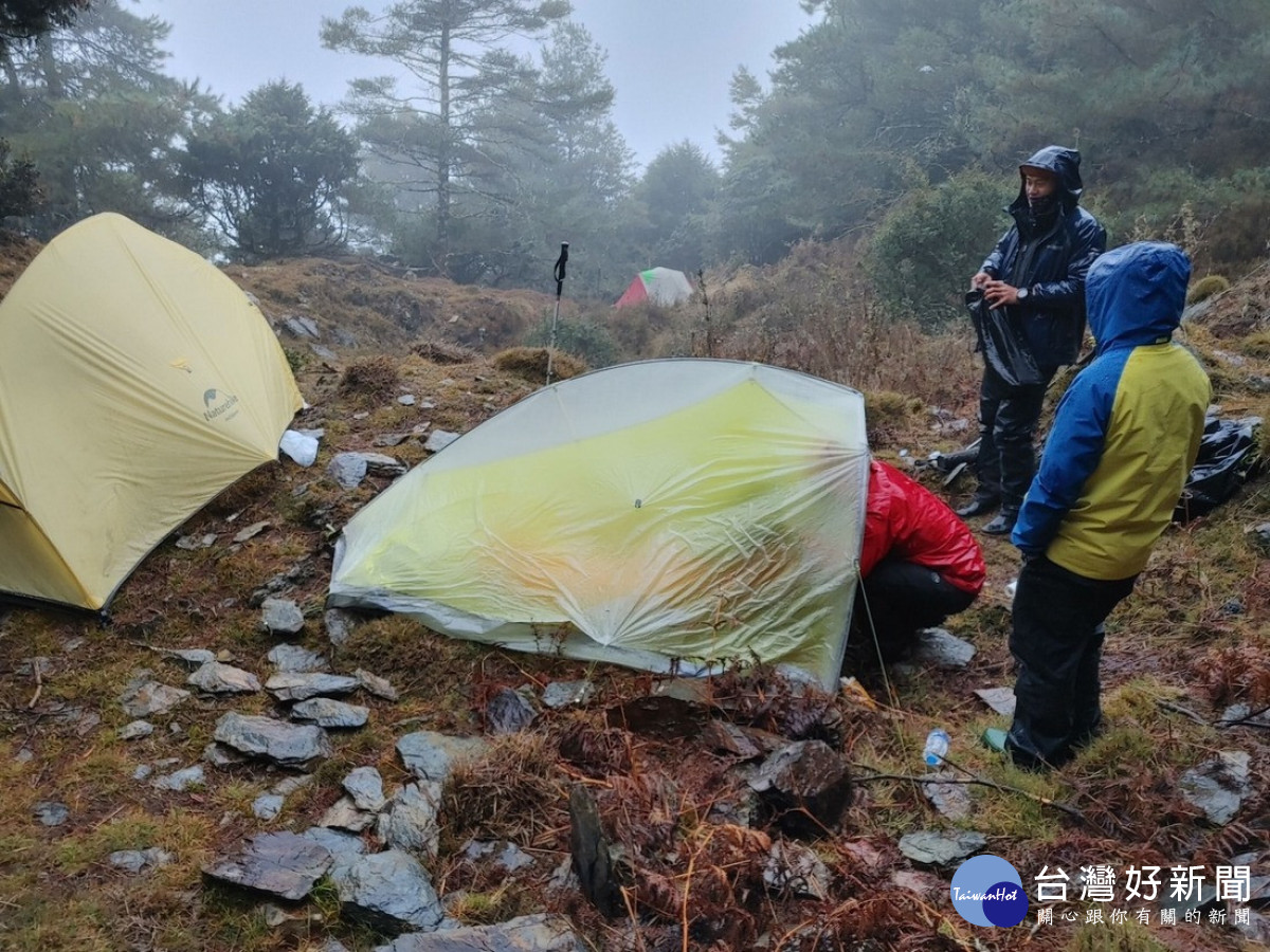 金子山搜救組於12月31日晚間於山區紮營。