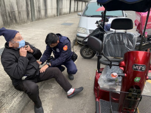 老翁電動輔助車故障呆坐路旁3小時，龍潭暖警揮汗推車助返家。