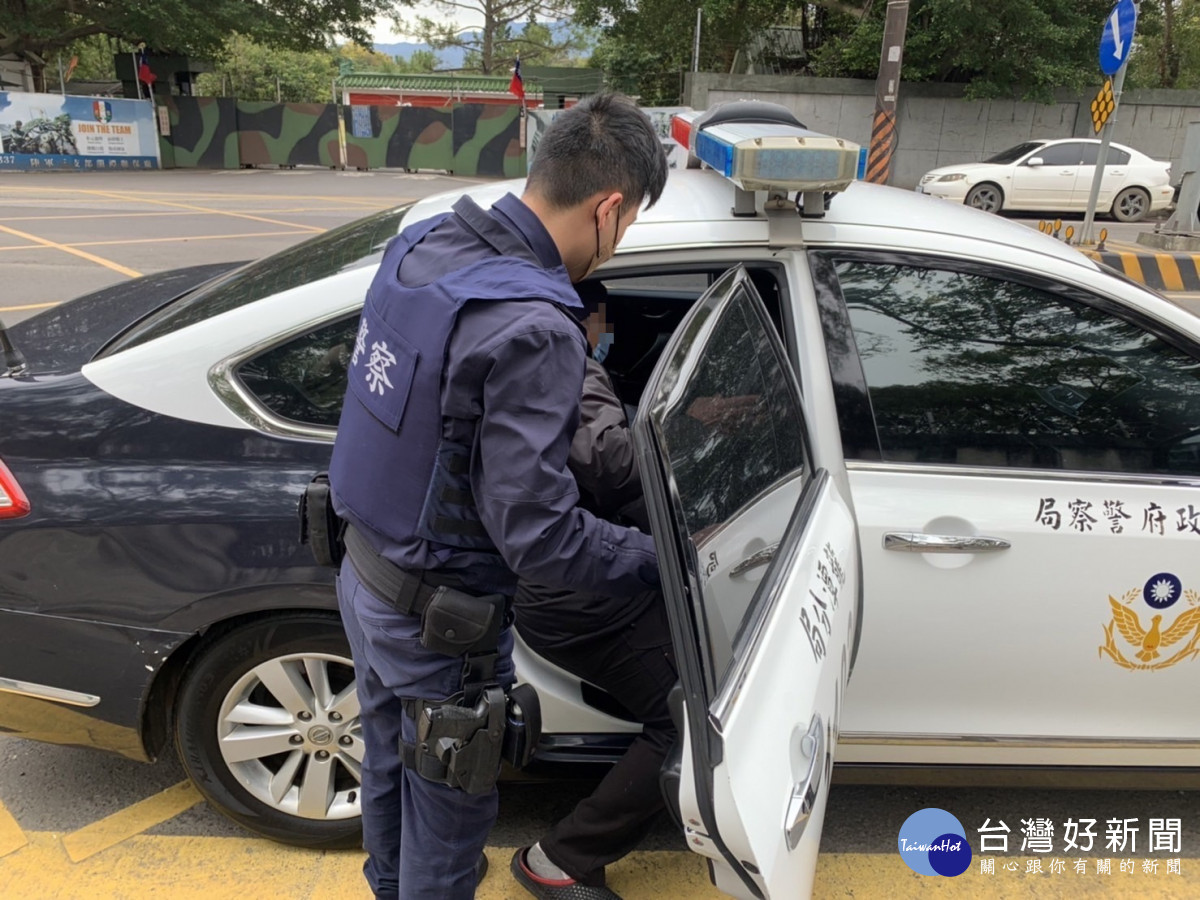 老翁電動輔助車故障呆坐路旁3小時，龍潭暖警揮汗推車助返家。<br />
<br />
