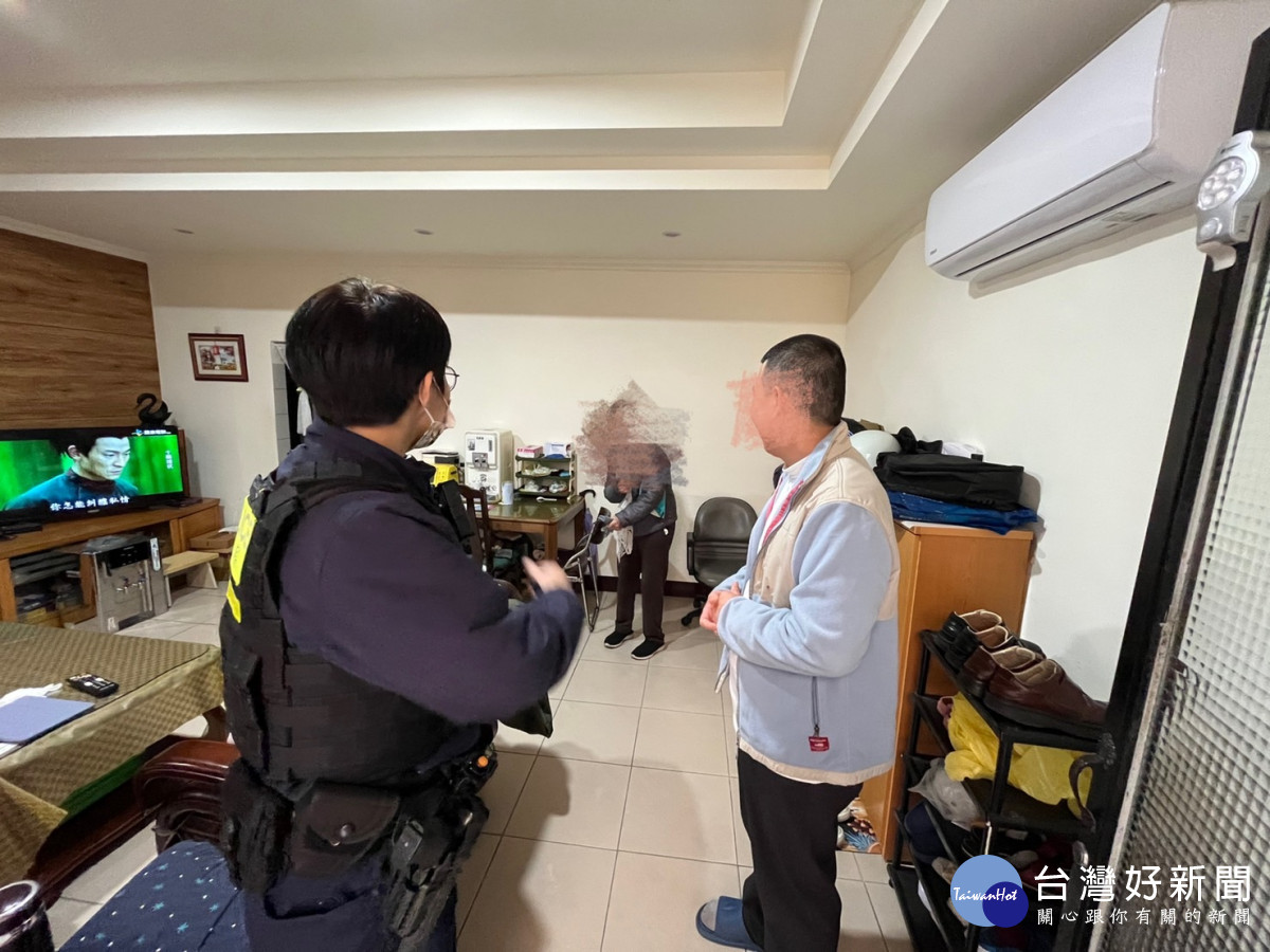 筆手劃腳難不倒，暖警協助喑啞婦人返家團圓。<br />
<br />
