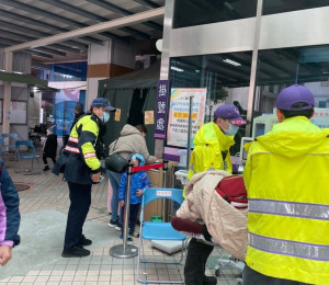 民眾騎乘機車搭載腹痛兒子看到警車向員警求援，八德警立即開啟救援模式送醫。