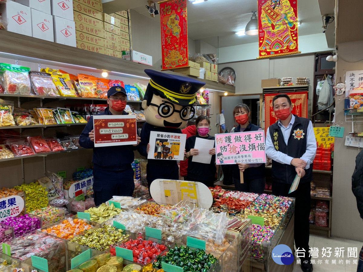 龜山警分局提醒民眾逛市集要注意防盜、防竊、不酒駕、注意交通安全。