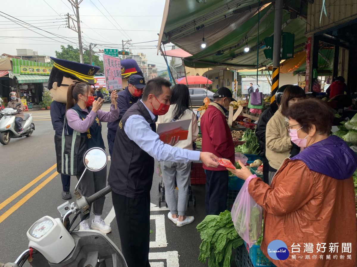 龜山警分局提醒民眾逛市集要注意防盜、防竊、不酒駕、注意交通安全。